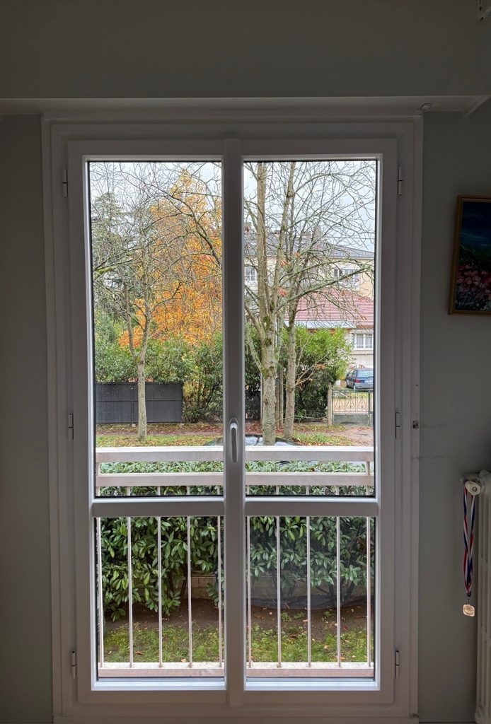 fenêtre en aluminium blanc avec traverse horizontale