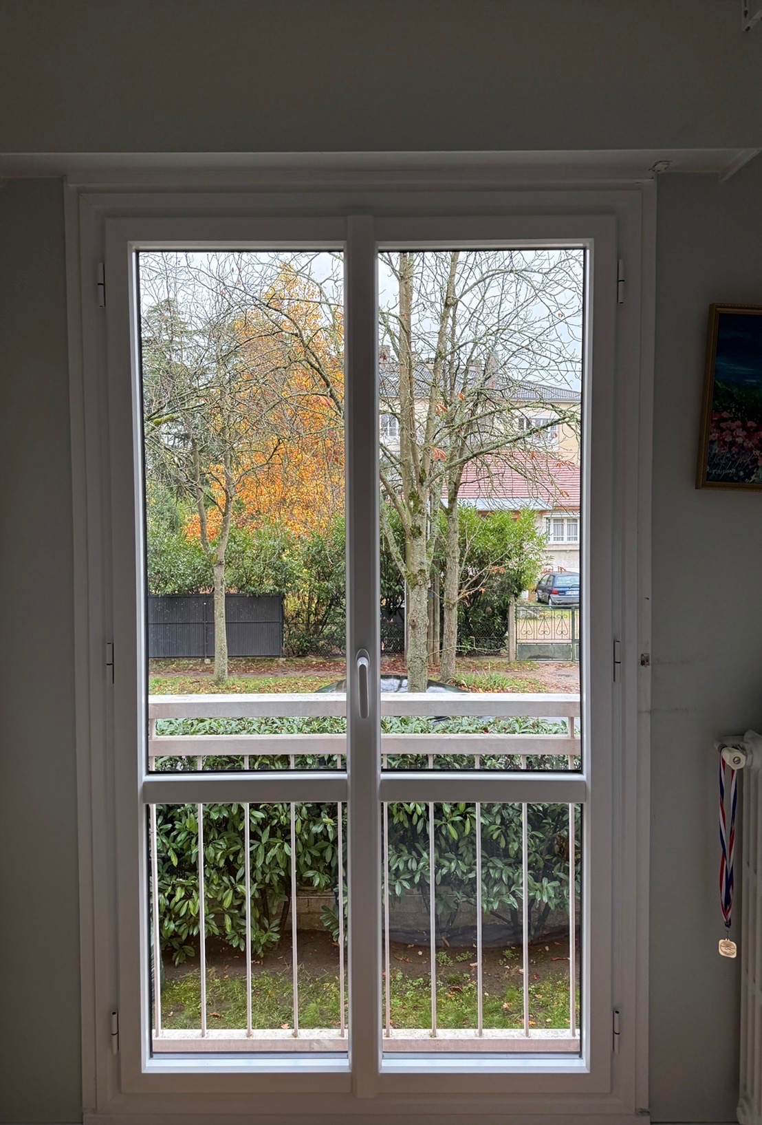 fenêtre en aluminium blanc avec traverse horizontale